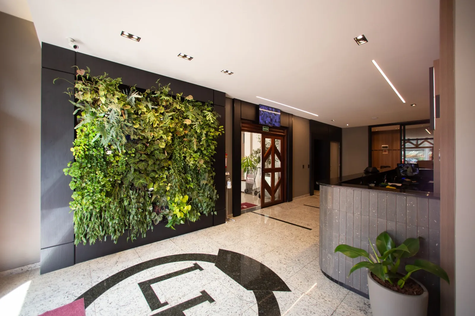 Jardim vertical em recepção comercial